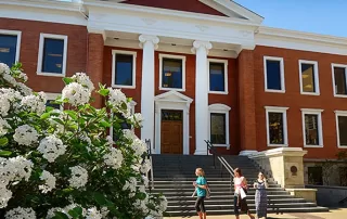 Imagem da Buchtel Hall na Universidade de Akron, destacando sua arquitetura histórica e beleza impressionante.